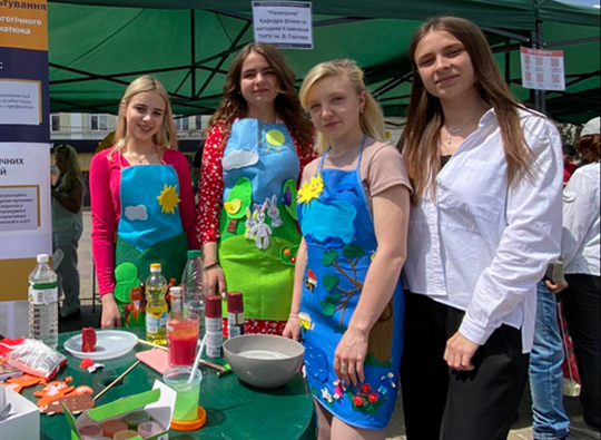 Наукові пікніки – справжнє свято науки! Студентки спеціальності ''дошкільна освіта'' Вікторія Бучок, Надія Молчанова, Тетяна Галюк зі студентською деканесою факультету Оленою Козак